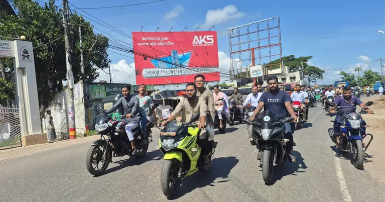 মোটরসাইকেল বহরে নিজ এলাকা প্রদক্ষিণ করেছেন ফরহাদ